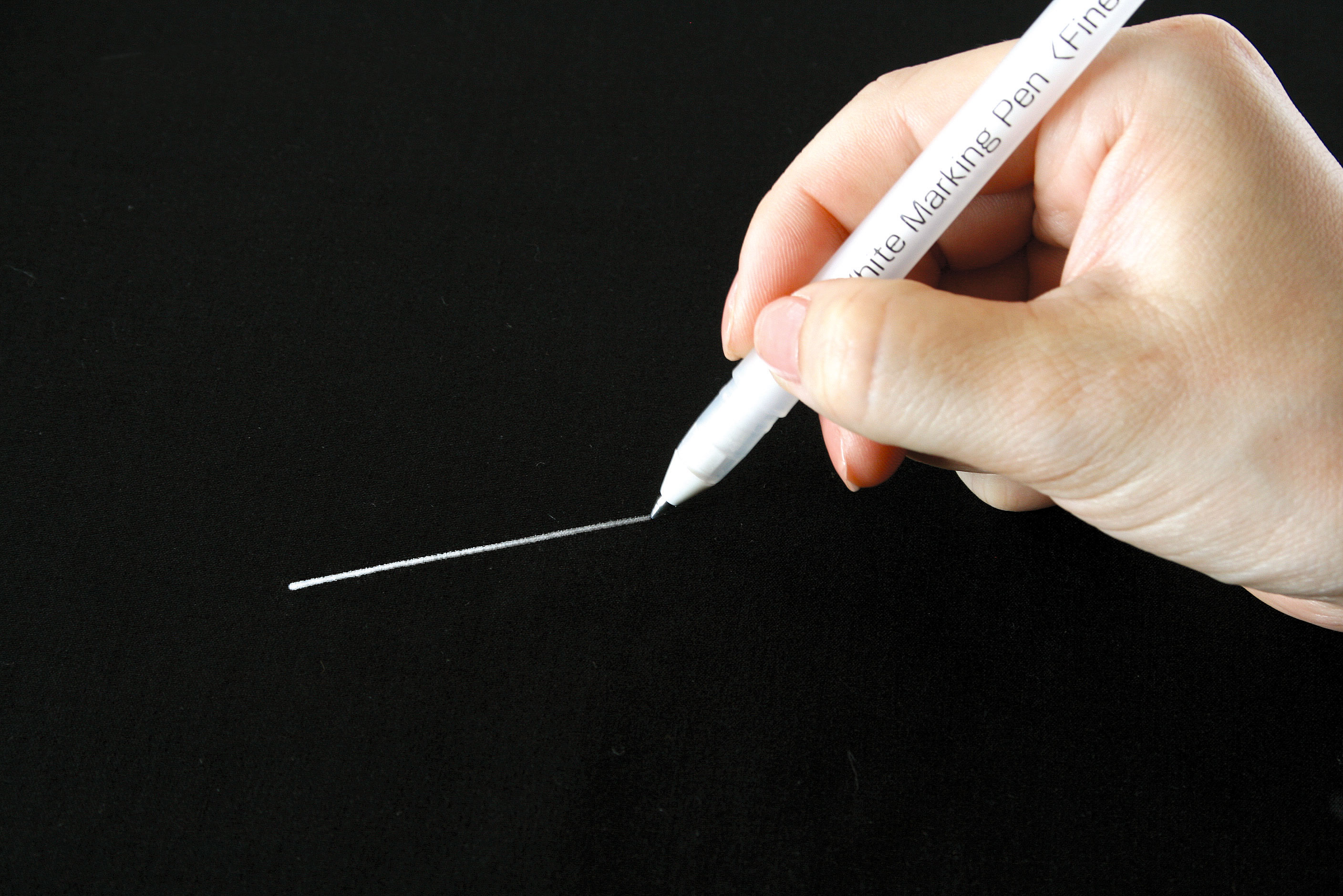 WEB_White_Marking_Pen_in-use