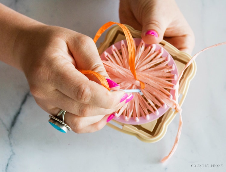 DIY Raffia Flower Tote with Clover's Flower Loom - Country Peony