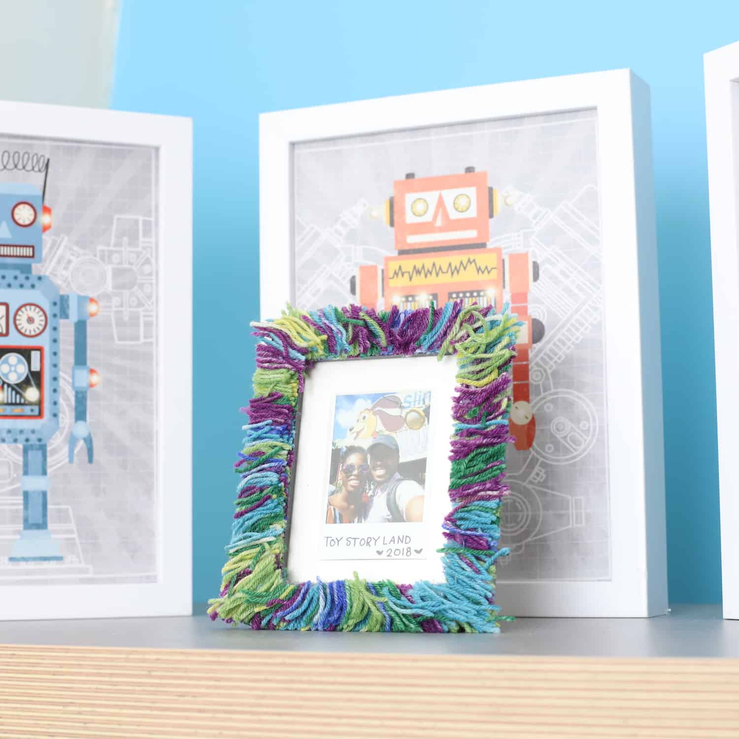 How to create a fringe picture frame with Danielle Webb #cloverusa @sprinklesofzeal #fringe #yarnprojects #threadcutter #pictureframe 