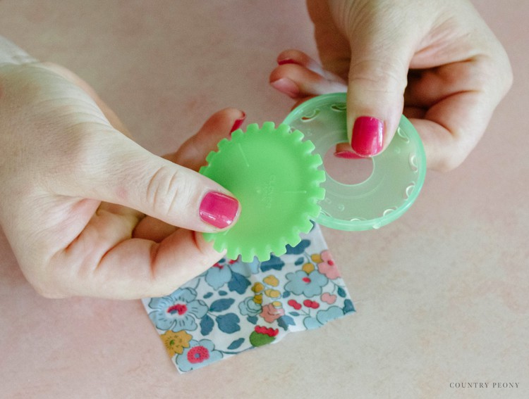 DIY Fabric Yo-Yo Necklace with Clover - Country Peony Blog