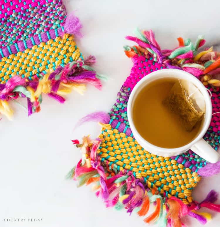 DIY Cozy & Colorful Yarn Coaster with Clover's Mini Weaving Loom - Country Peony