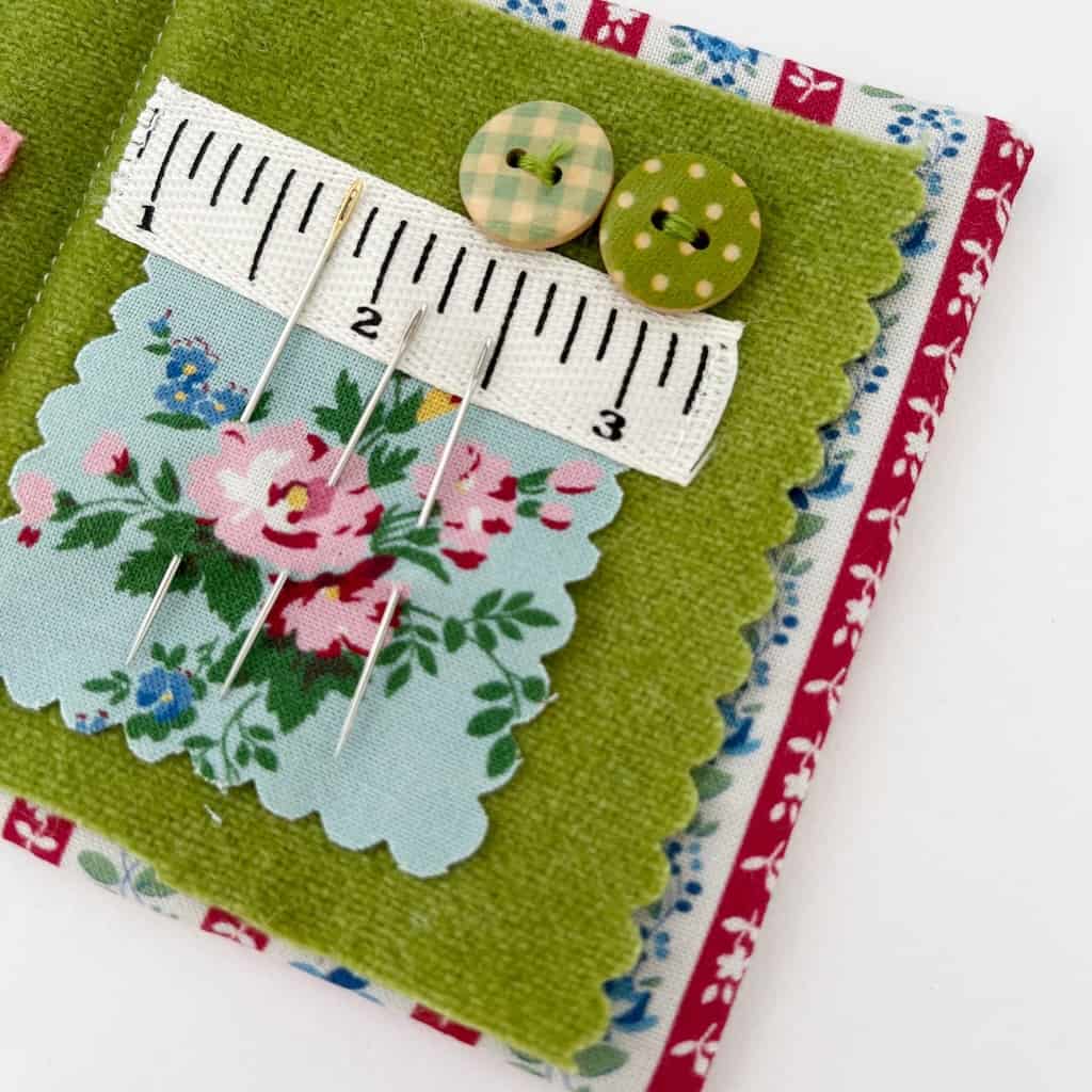 Diary of a Crafty Lady: Fold-up Fabric Needle Holder